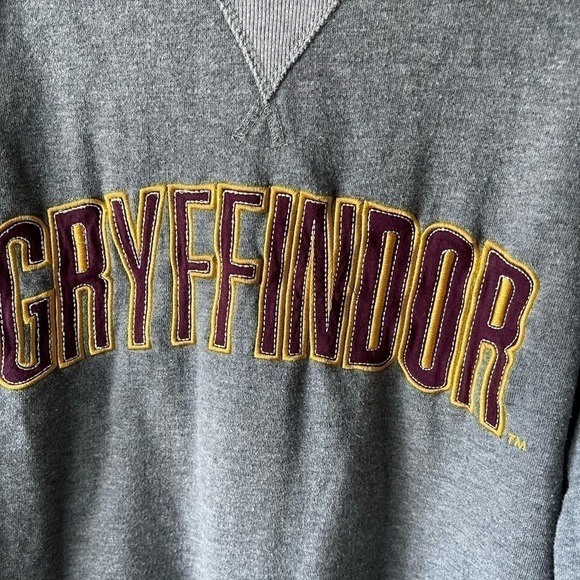 UNIVERSAL Studios Wizarding World Harry Potter Gryffindor Crewneck Sweatshirt - Picture 3 of 8